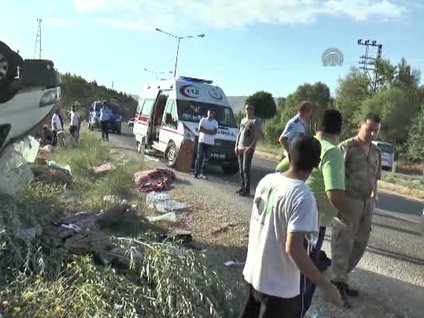 Malatya'da mevsimlik işçileri taşıyan minibüs devrildi