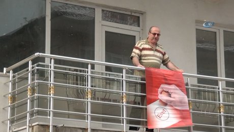 İnternet Fenomeni Bayrak Asan Dayı bu kez 'Evet' bayrağını balkonuna