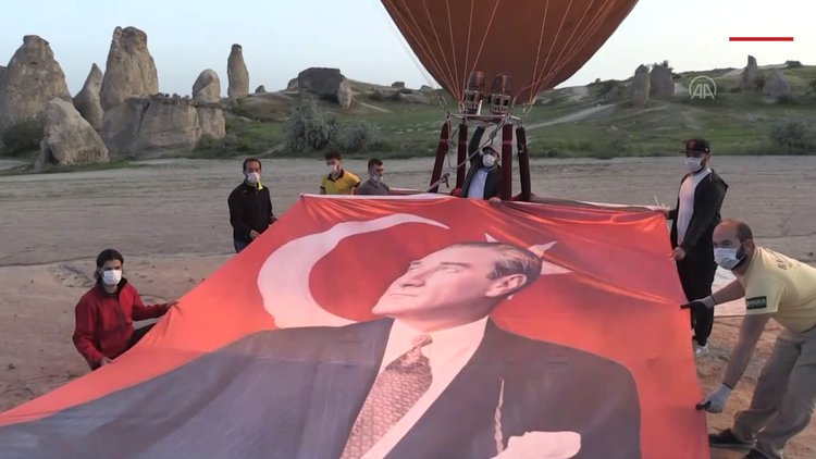 Yerli Ve Milli S Cak Hava Balonu Kapadokya Da T Rk Bayra Ve Atat Rk