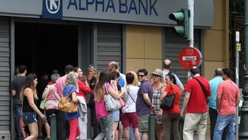 Yunanistan'da gözler bankalara çevrildi