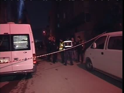 Otomobil altında ses bombası patladı