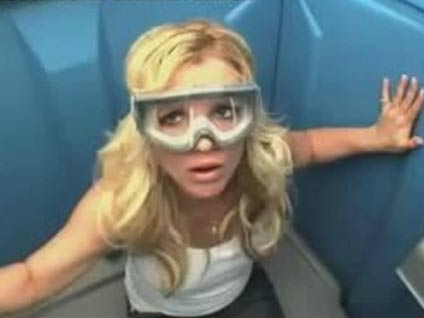 Britney Spears tuvalet kabinine girerse