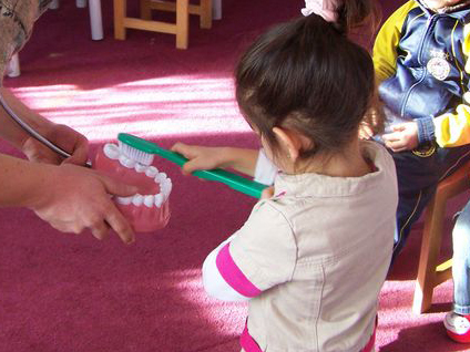 Çocuk düştüğünde görünürde bir problem olmasa da diş doktoruna götürülmeli mi?