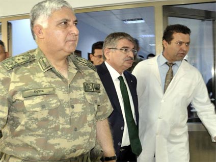 Şahin ve Özel yaralı askerleri ziyaret etti