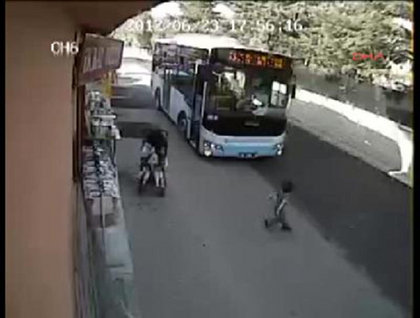 3 yaşındaki çocuk, otobüsün altında kaldı