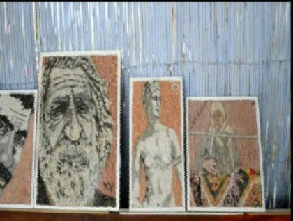 Denizden toplanan taşlar kırılarak resme dönüştürüldü