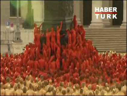 Yüzlerce kişi sanat için çıplak poz verdi