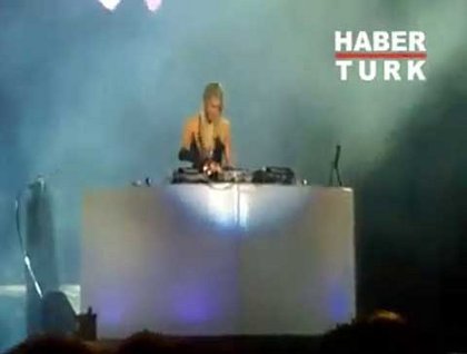 Paris Hilton DJ oldu, yer yerinden oynadı
