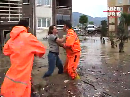 Samsun'da sel faciası.. Bir annenin feryadı