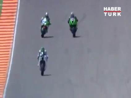 Kenan Sofuoğlu'ndan rakibine kafa!