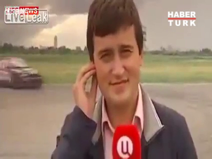 Yarış aracı, muhabire çarptı