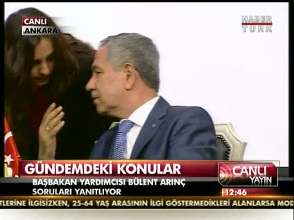 Arınç, mikrofonu unuttu!