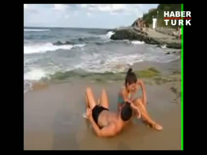 Kızı tek eliyle kaldırdı!