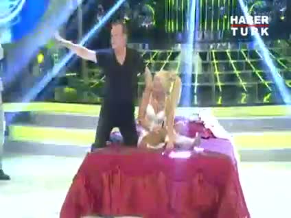 Ömür Gedik'i yatağa attı!