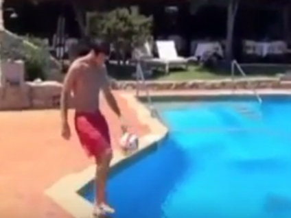Fabregas, havuz başında şov yaptı!