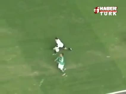 Topu yere düşürmeden 2 çalım attı!