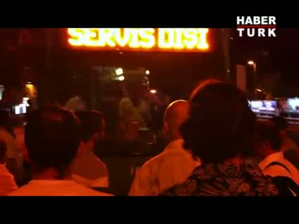 Yolcular metrobüs yolunu kesti!