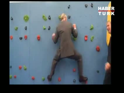 Prens Charles, duvara tırmandı!