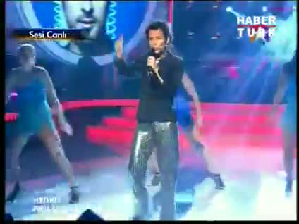 Ömür Gedik'ten Tarkan taklidi!