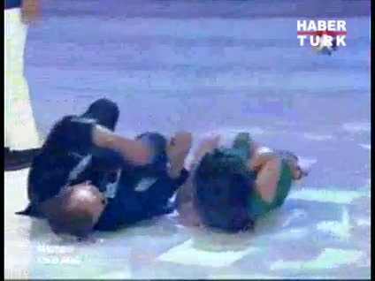 Hande Ataizi canlı yayında yere yapıştı