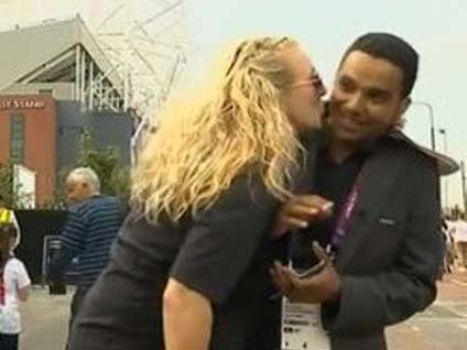 Canlı yayında muhabiri öptü