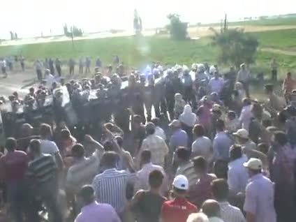 Niğde'de köylüler yol kesti