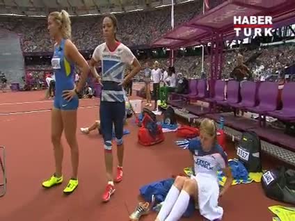 İç çamaşırını kameralar önünde değişti!