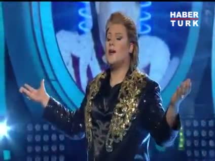 Ümit Erdim'den Zeki Müren taklidi!