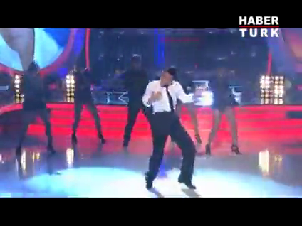 Kendi'den Mustafa Sandal taklidi!