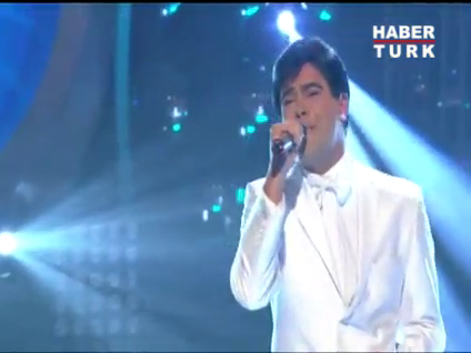 Cem Kılıç'tan Emrah taklidi!