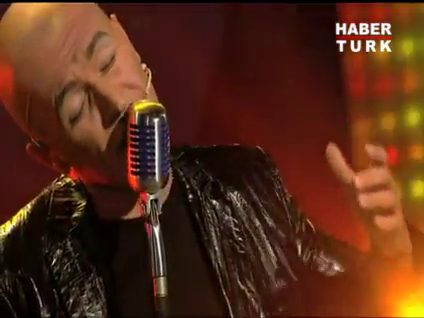 Uğur Arslan'dan Mazhar Alanson taklidi!