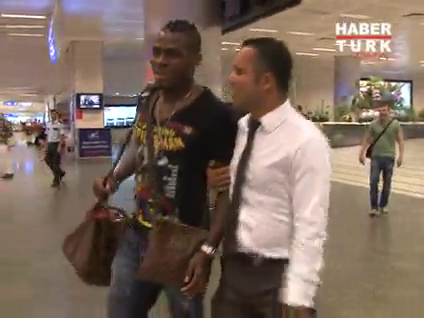 Emenike, İstanbul'a geldi!