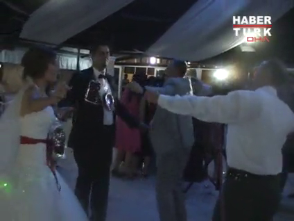 Gelinle damada onu da taktılar!