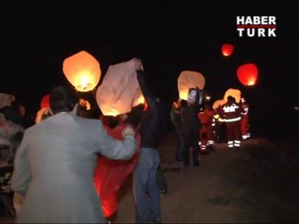 Gökyüzünde yüzlerce fener!