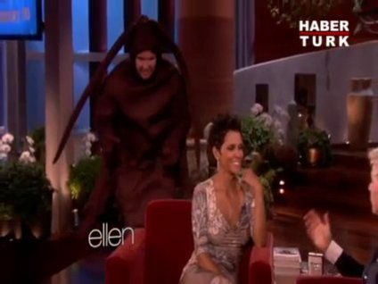 Halle Berry çığlık çığlığa!