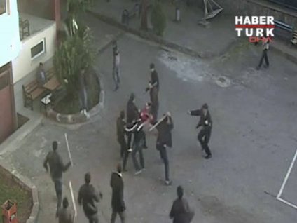 Üniversitede sopalı kavga!