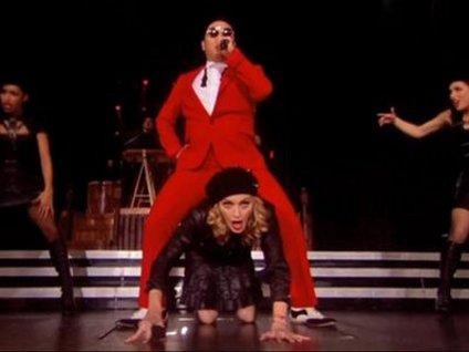 Madonna ve PSY'dan Gangnam Style!