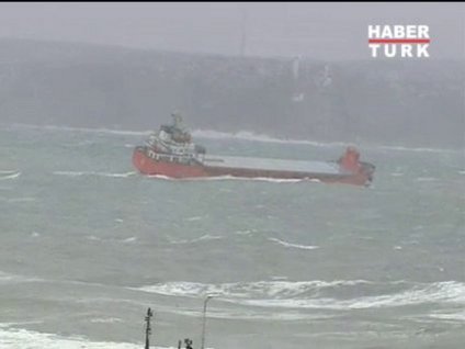 Kilyos'ta bir yük gemisi dalgalarla boğuşuyor!