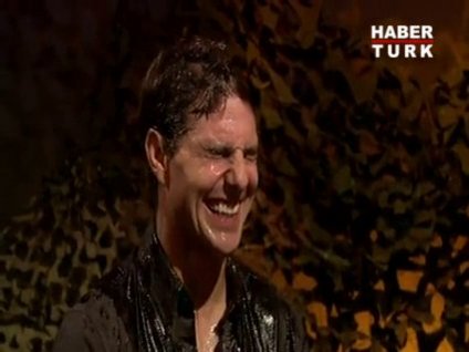 Tom Cruise sırılsıklam oldu!