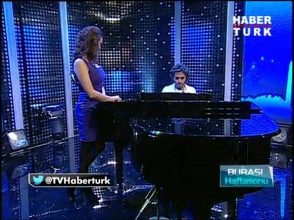 İsmail YK'dan piyano resitali!