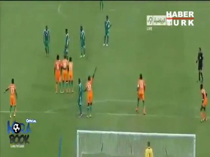 Emenike, frikikten füze yolladı!