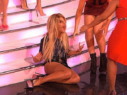 Yarışmada yere çakıldı!