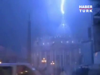 Vatikan'da yıldırım düştü!