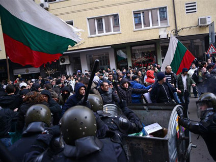 Halk protesto etti, hükümet istifa...