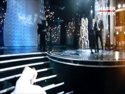 Oscar'da yere kapaklandı!