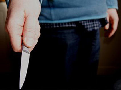 Boşanmak isteyen eşini 8 yerinden bıçakladı!