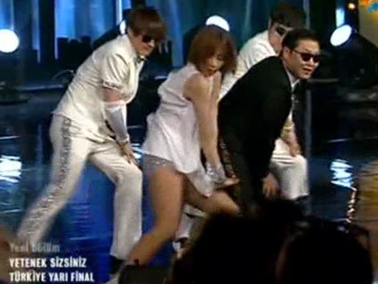 Stüdyo Gangnam Style'la çoştu!