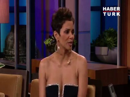 Gözlerini göğüslerinden alamadı!