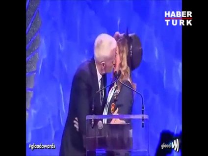 Madonna'ya ateşli öpücük!