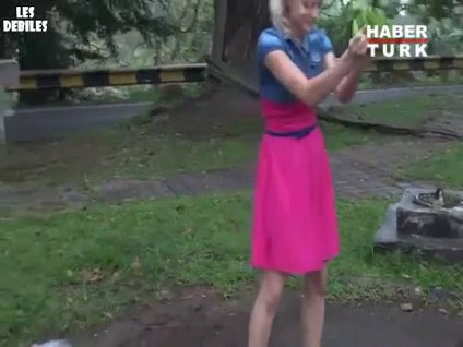 Sarışın kızı rahat bırakmadılar!